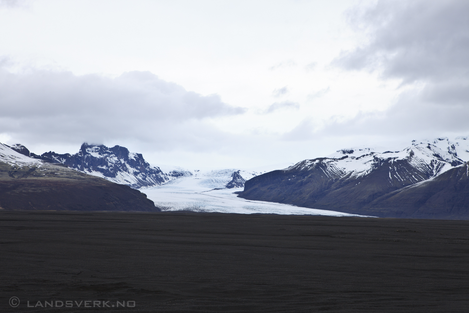 Skeiðarárjökull. A large outlet glacier draining south from Iceland’s largest ice cap Vatnajökull. 

(Canon EOS 5D Mark II / Canon EF 24-70mm f/2.8 L USM)