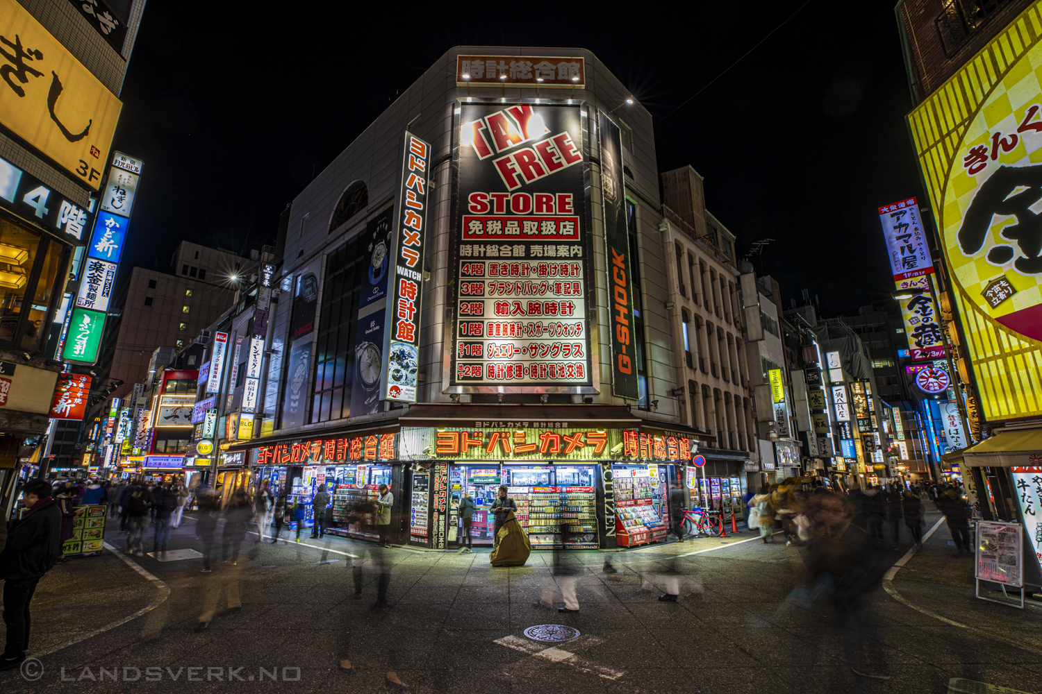 Shinjuku, Tokyo, Japan. 

(Canon EOS 5D Mark IV / Canon EF 16-35mm f/2.8 L III USM)