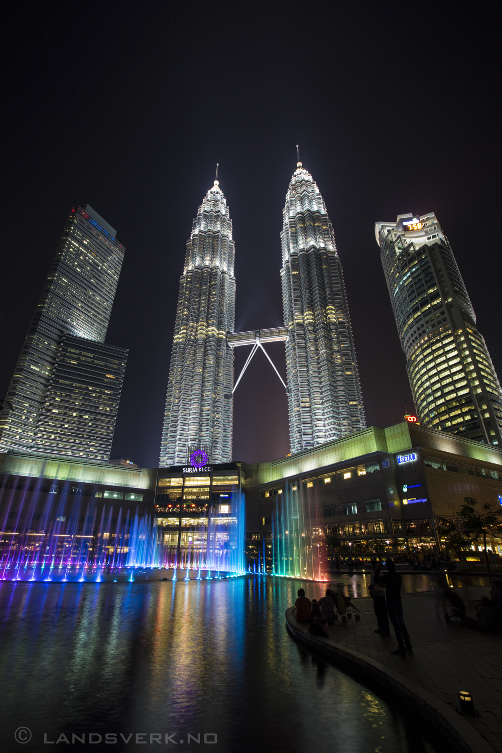 Petronas Twin Towers. Kuala Lumpur, Malaysia.

(Canon EOS 5D Mark III / Canon EF 16-35mm f/2.8 L II USM)