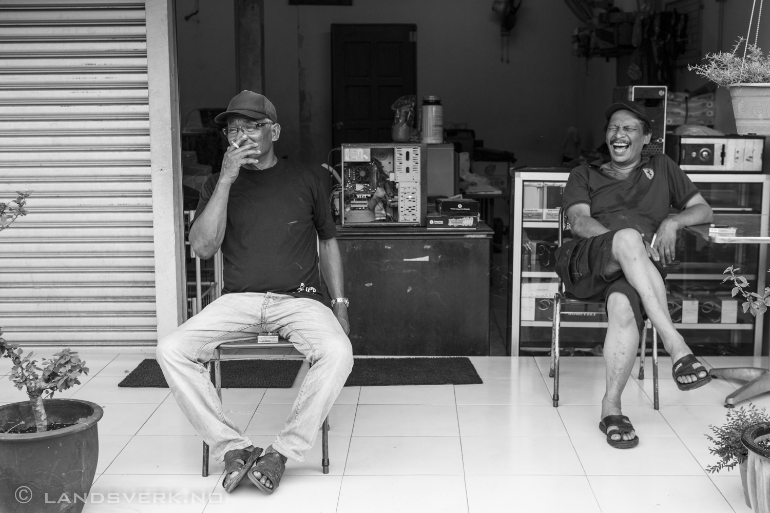 I was asking for the specs of the computer  behind them. Apparently not that great. Kampung Baru, Kuala Lumpur, Malaysia.

(Canon EOS 5D Mark III / Canon EF 24-70mm f/2.8 L USM)