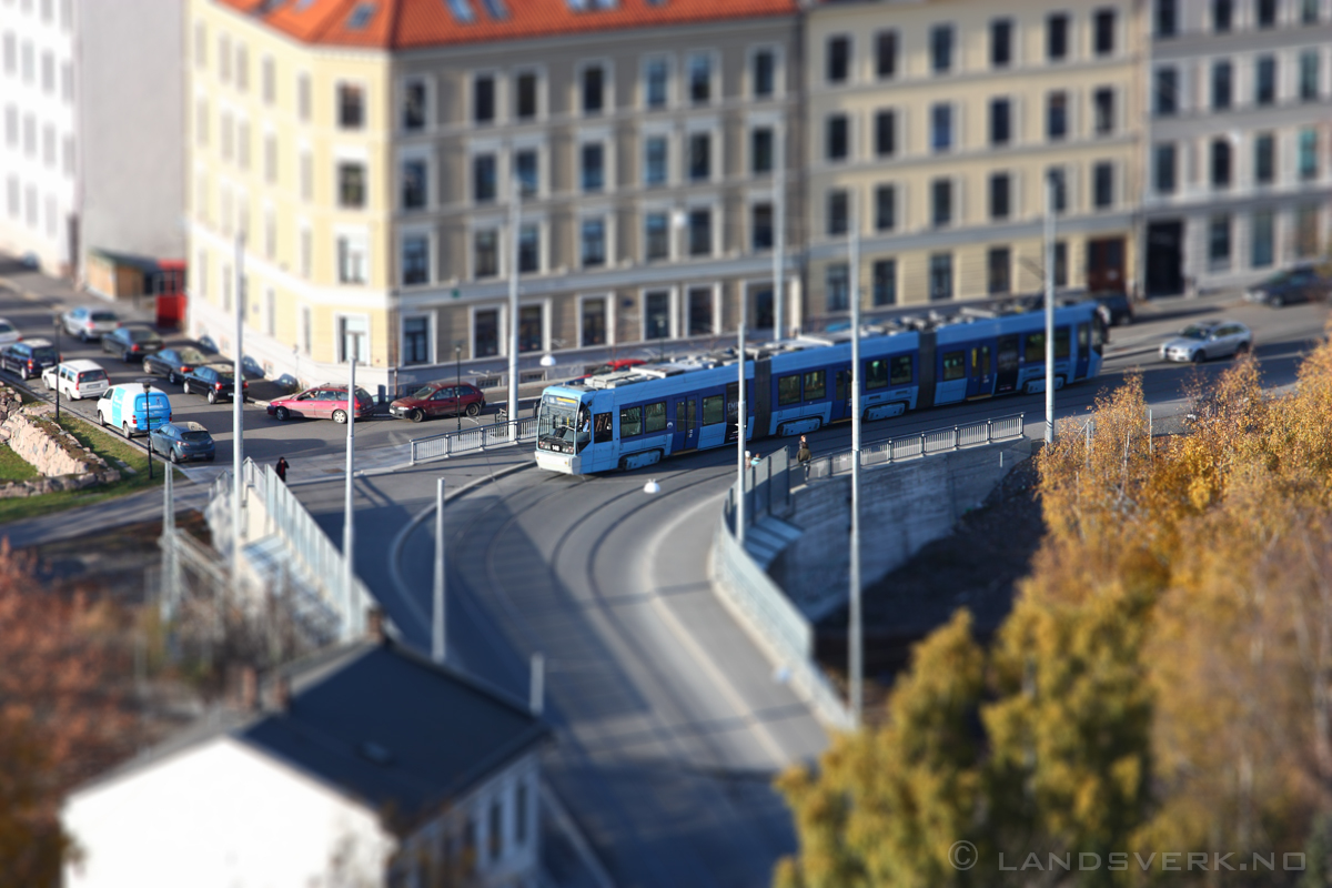 Oslo tram. Tiltshift. 

(Canon EOS 450D, Sigma 70-200 F2.8 OS)