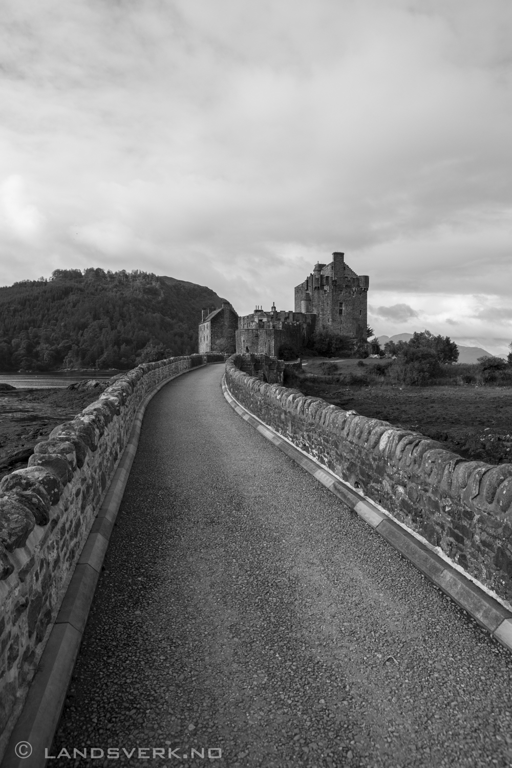 The Eilean Donan Castle, The Highlands, Scotland. 

(Canon EOS 5D Mark III / Canon EF 24-70mm f/2.8 L 
USM)