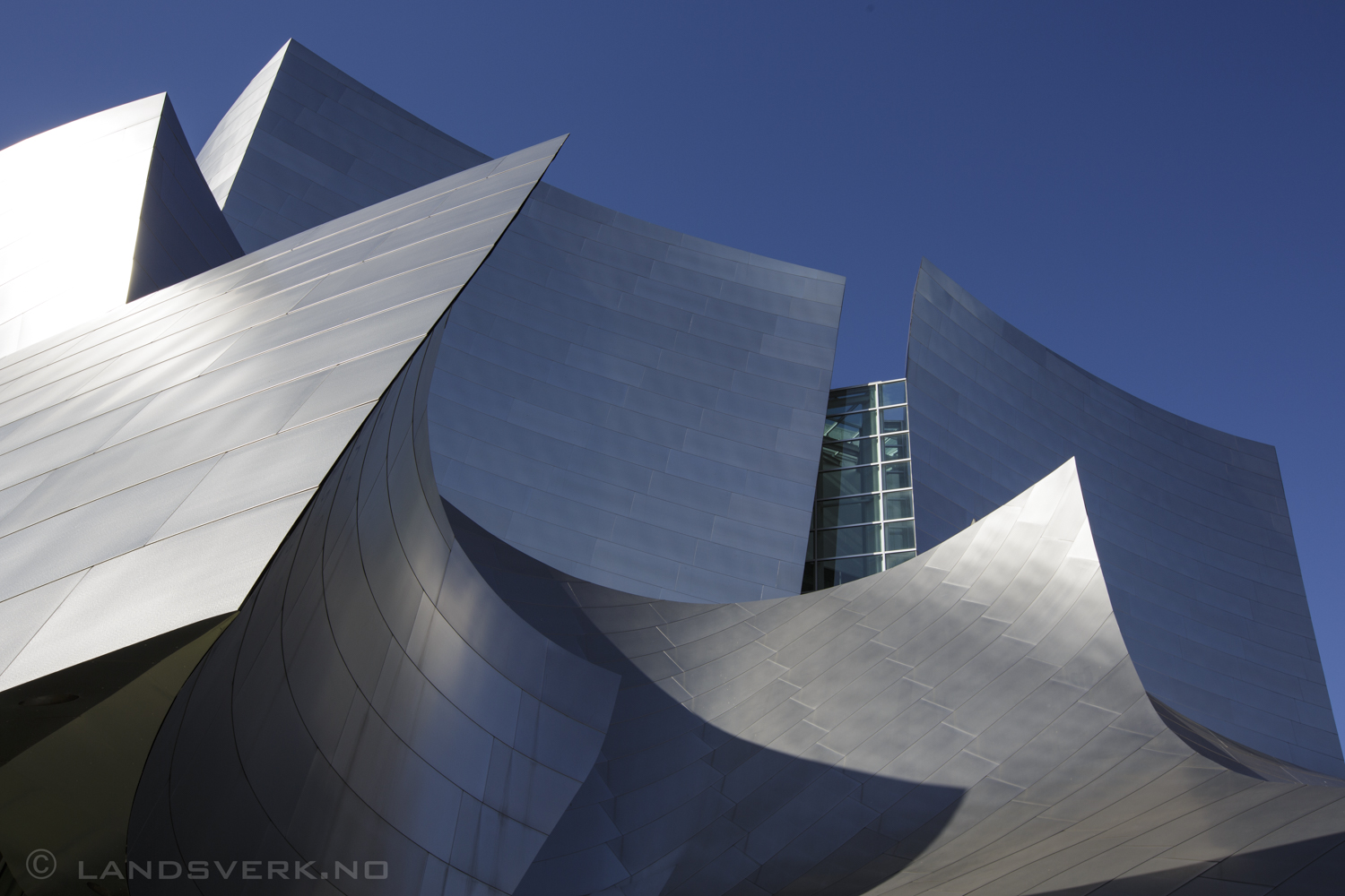 Walt Disney Concert Hall. Downtown Los Angeles, California.

(Canon EOS 5D Mark III / Canon EF 16-35mm f/2.8 L II USM)