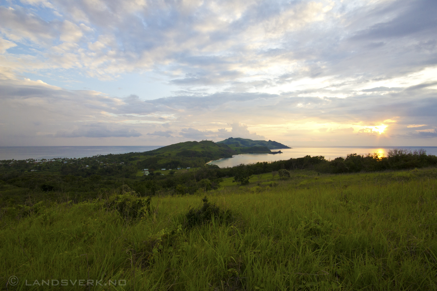 Solnedgang over Yaqeta Island med Yaqeta Village til venstre. 

(Canon EOS 550D / Sigma 10-20mm F2.8)