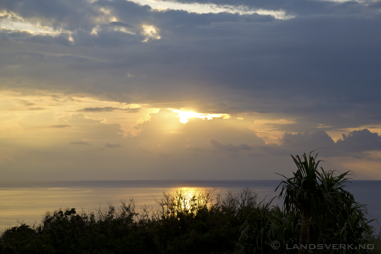 Solnedgang Yaqeta Island. 

(Canon EOS 550D / Sigma 18-50mm F2.8)