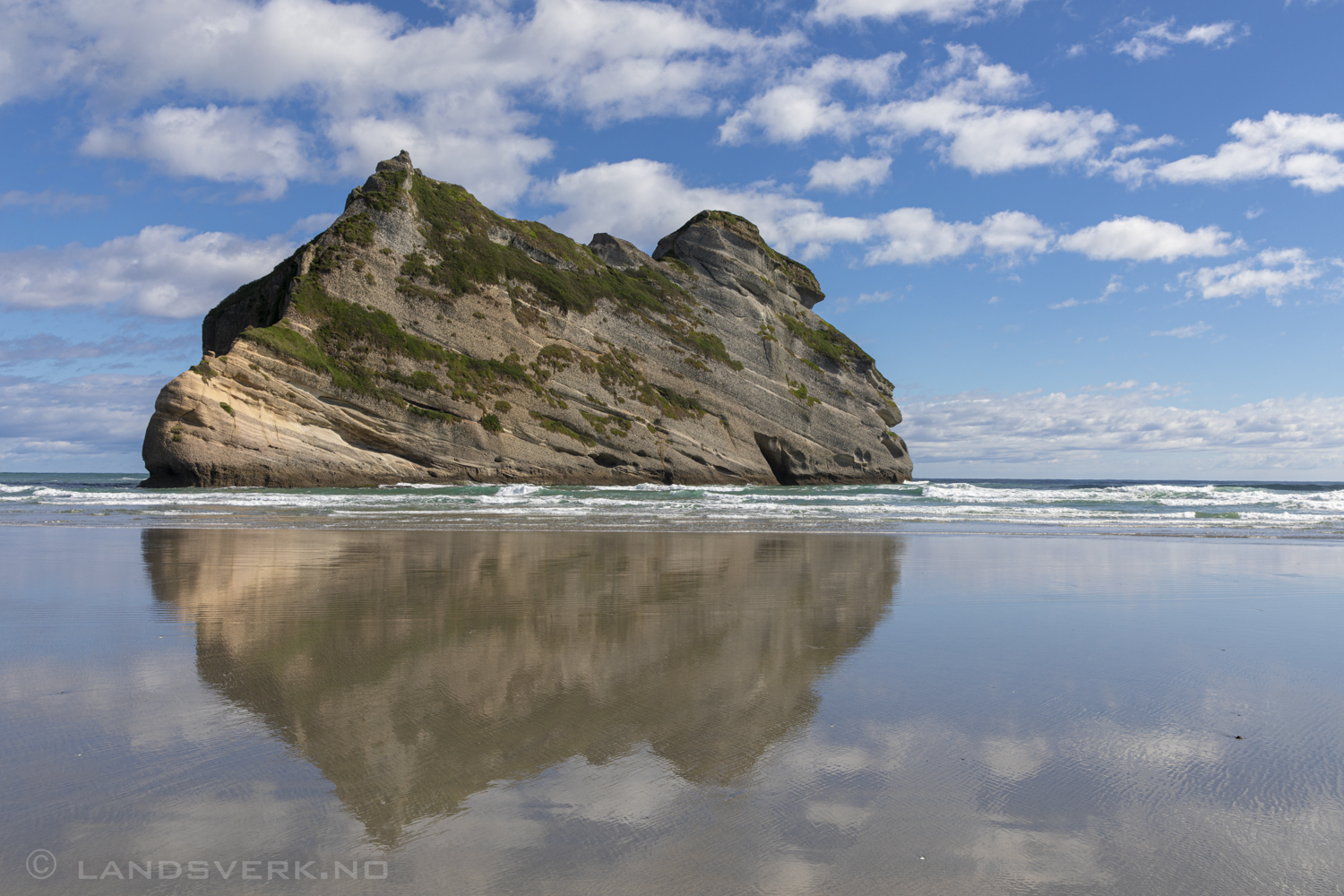 Wharakiri Beach, Takaka, New Zealand.

(Canon EOS 5D Mark IV / Canon EF 24-70mm f/2.8 L II USM)