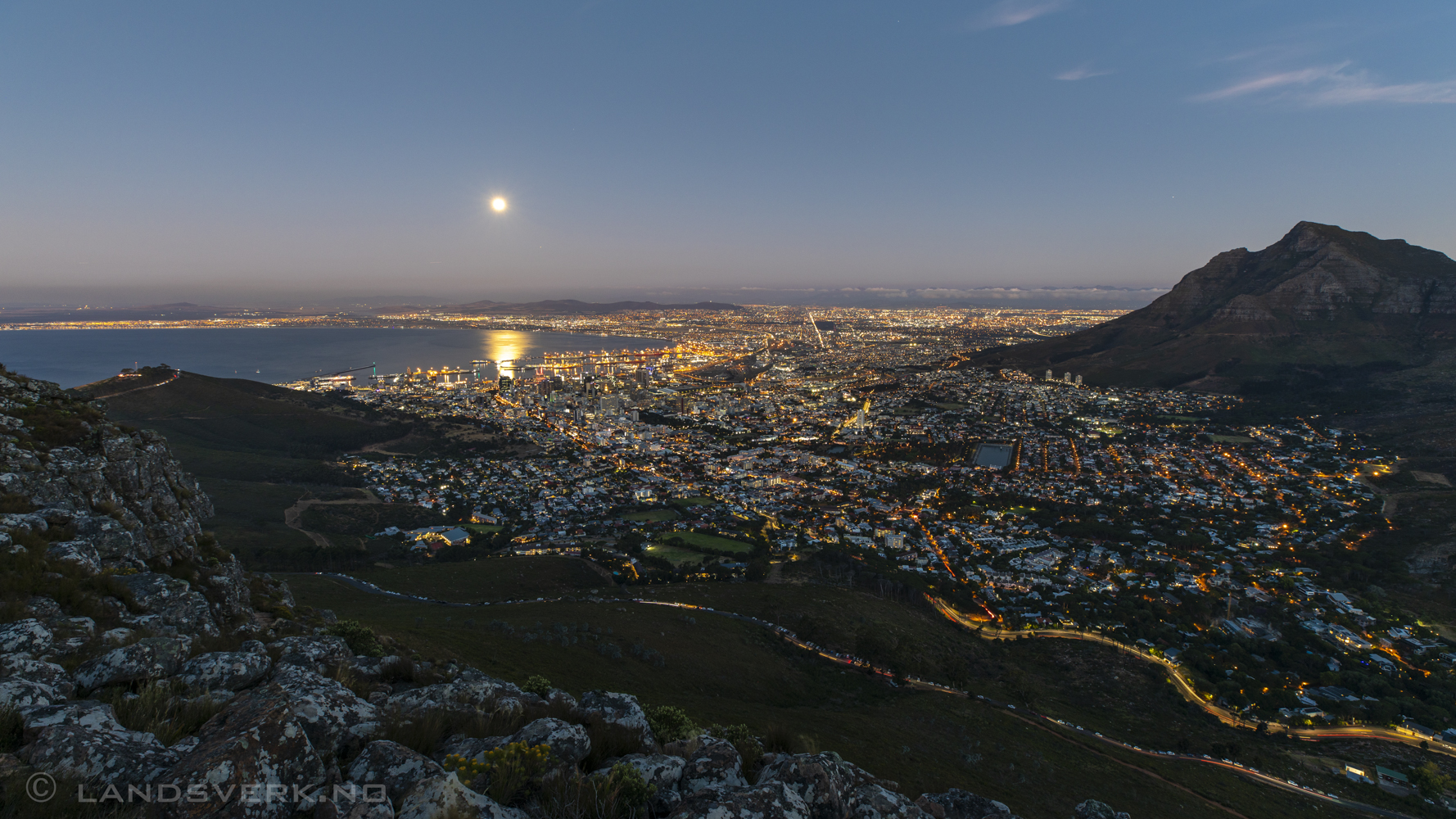 Cape Town seen from Lion's Head, South Africa. (Canon EOS 5D Mark IV / Canon EF 16-35mm f/2.8 L III USM)