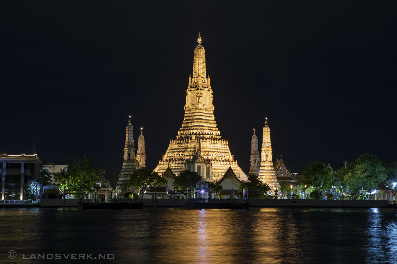 Wat Arun. Bangkok, Thailand. (Canon EOS 5D Mark IV / Canon EF 24-70mm f/2.8 L II USM)