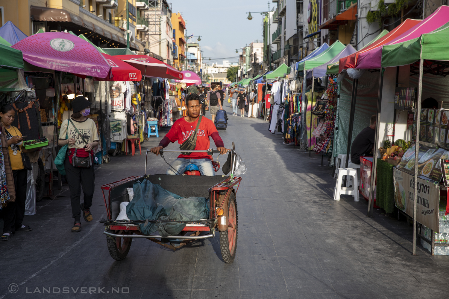 Khao San Road. Bangkok, Thailand. (Canon EOS 5D Mark IV / Canon EF 24-70mm f/2.8 L II USM)