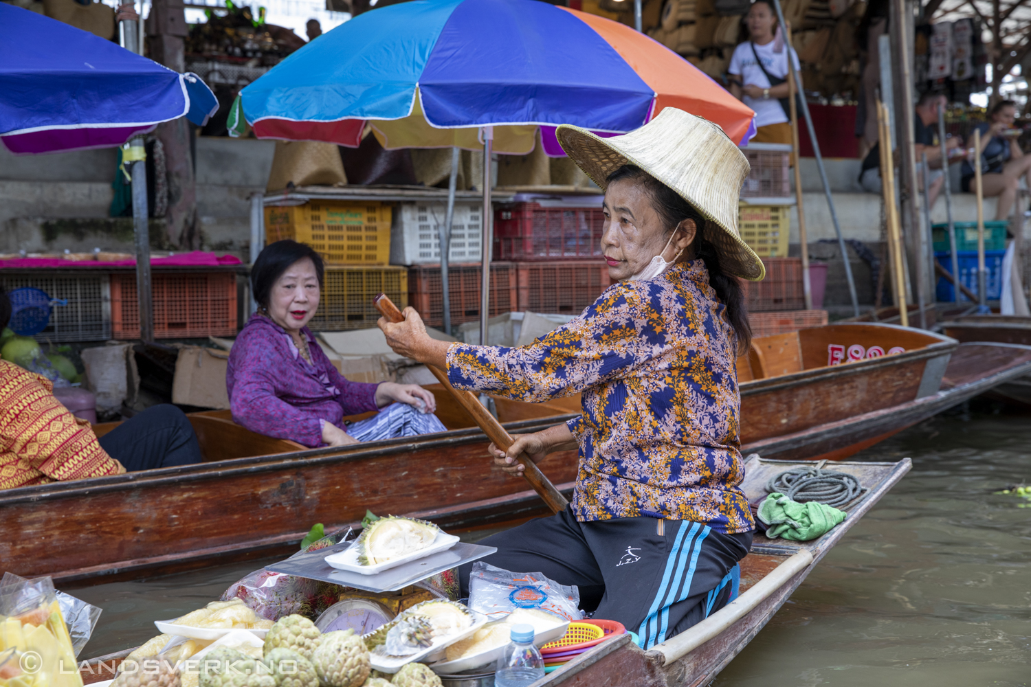 Damnoen Saduak Floating Market, Ratchaburi, Thailand. (Canon EOS 5D Mark IV / Canon EF 24-70mm f/2.8 L II USM)