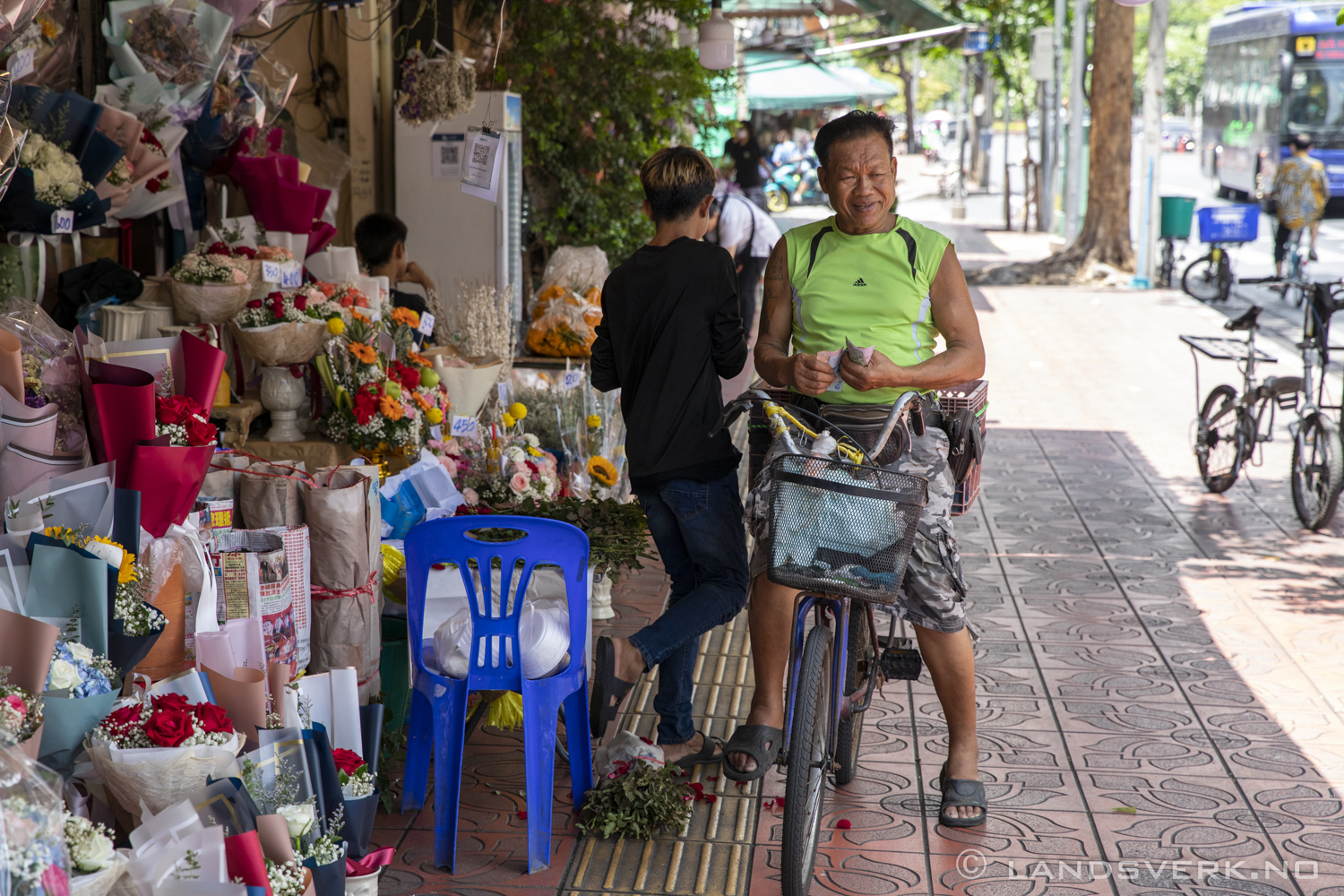 Pak Khlong Talat flower market. Bangkok, Thailand. (Canon EOS 5D Mark IV / Canon EF 24-70mm f/2.8 L II USM)