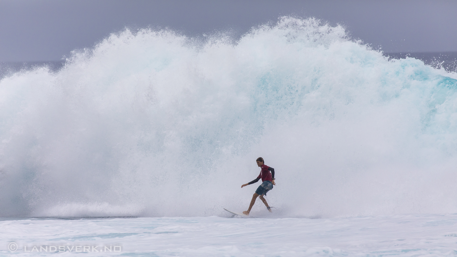 Surf competition at the Banzai Pipeline off Ehukai Beach Park. O‘ahu, Hawaii. 

(Canon EOS 5D Mark IV / Canon EF 100-400mm f/4.5-5.6 L IS II USM)